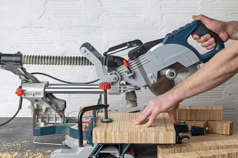 miter saw not cutting straight